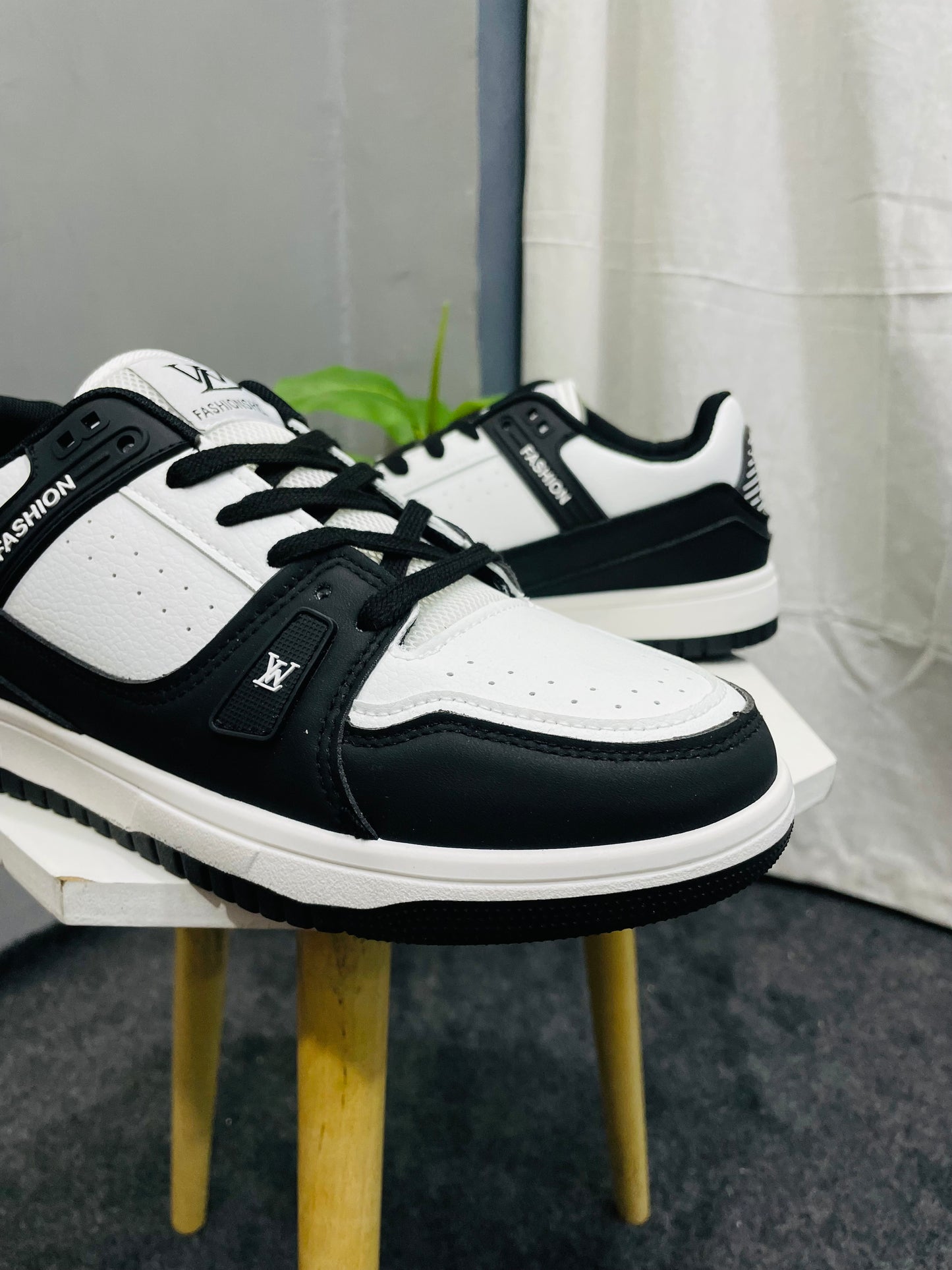 Men’s Lace-Up Black White Best Selling Sneakers