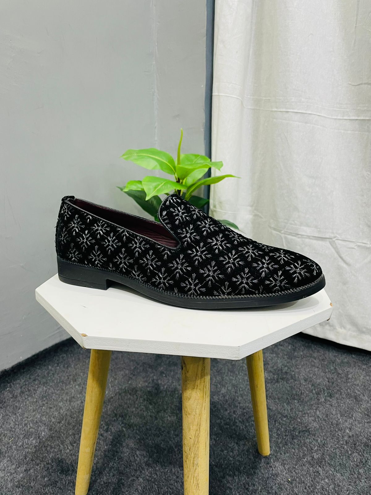 Men Black Textured Embellished
Comfort Insole Lightweight Loafers