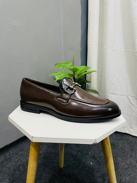MEN’S BROWN SLIP ON WITH METAL ACCENT