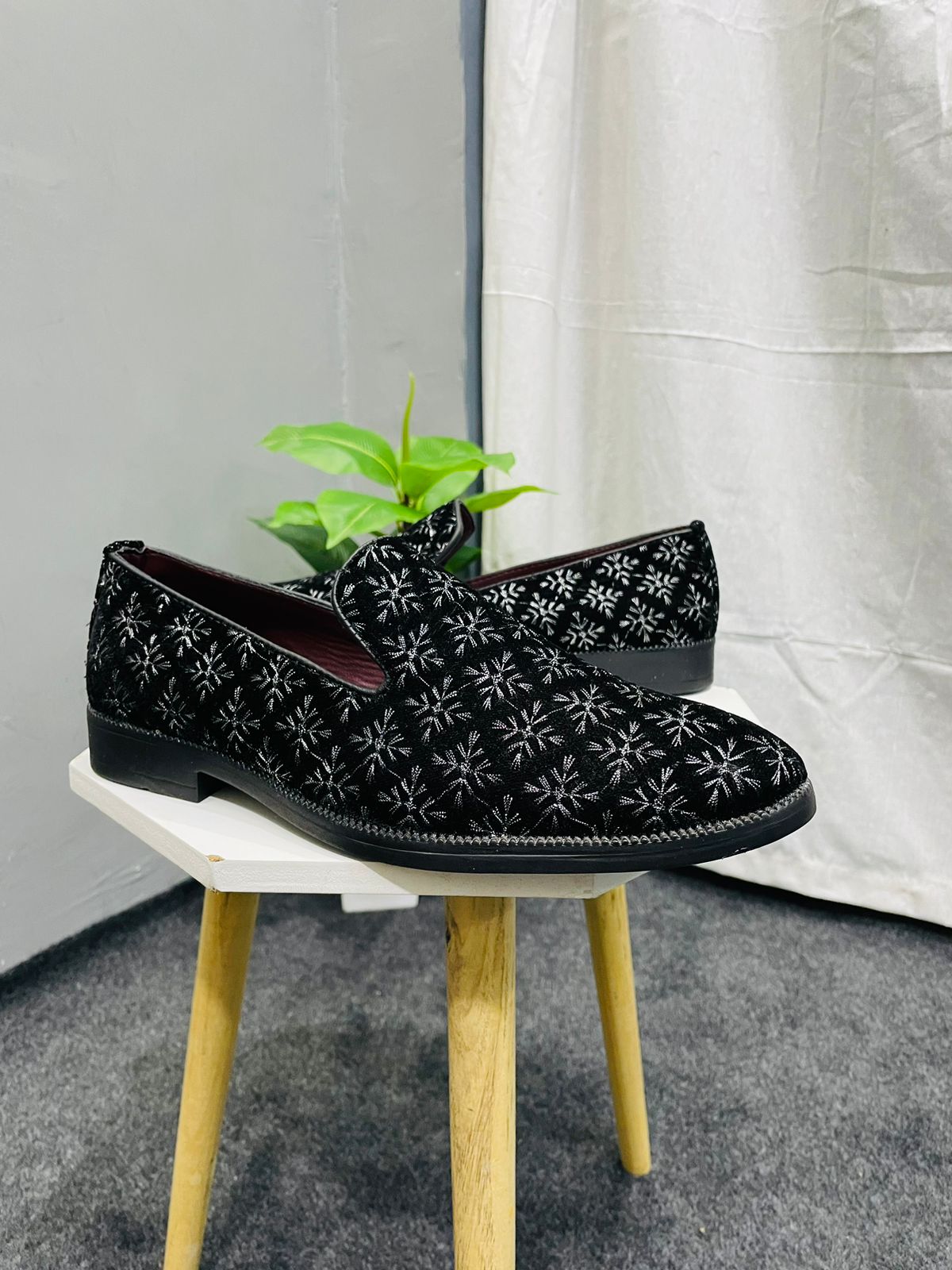Men Black Textured Embellished
Comfort Insole Lightweight Loafers
