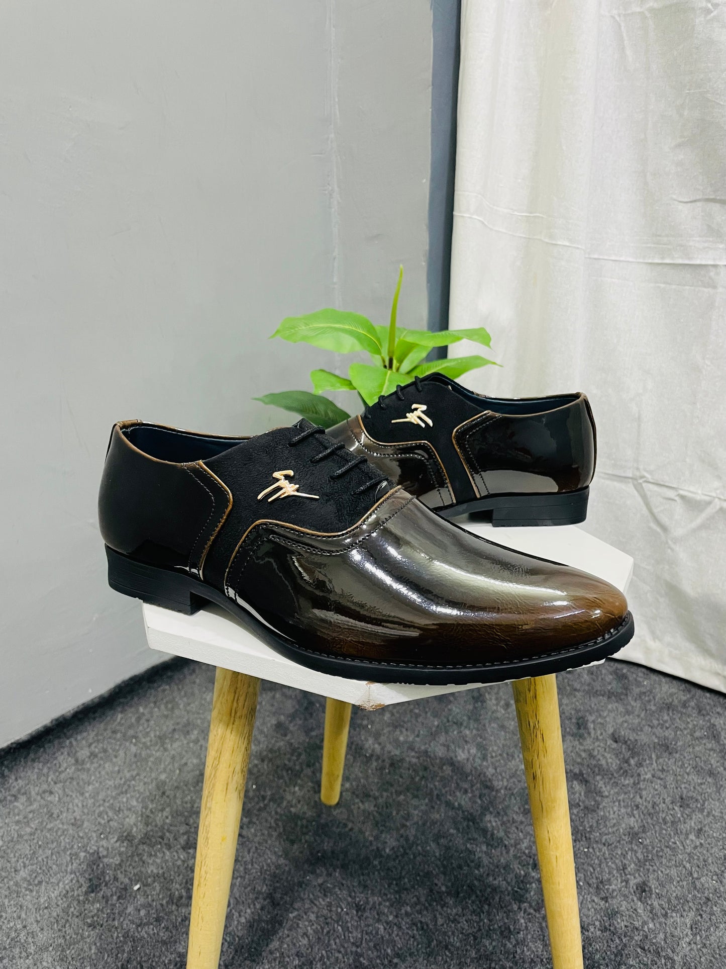 <img src="mens-formal-party-wear-shoes.jpg" alt="Classic Brown patent leather Oxfords - Men's Formal Dress Shoes - Branded Baba">