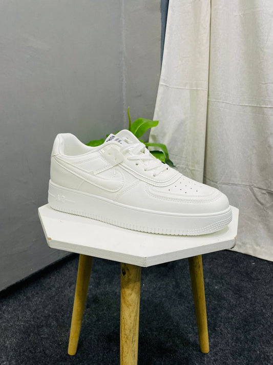 MEN’S WHITE SNEAKERS